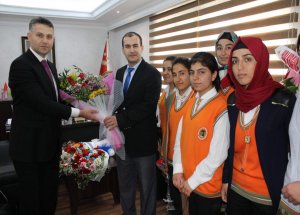 Öğrencilerden Emniyet Müdürüne Karanfil
