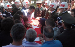 Şehit annesinden PKK'ya tokat gibi hareket!