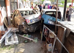 Kontrolden Çıkan Otomobil İşyerine Girdi: 2 Yaralı
