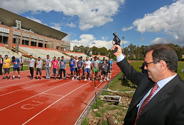 Postacılar "yürüyerek" yarıştı