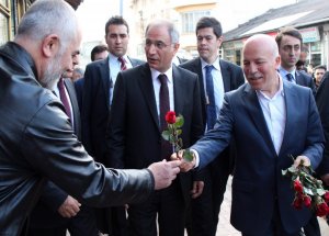 Sekmen, Vatandaşlara Kutlu Doğum Gülü Dağıttı