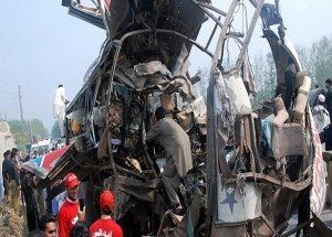 Pakistan'da Katliam Gibi Kaza: 42 Ölü!