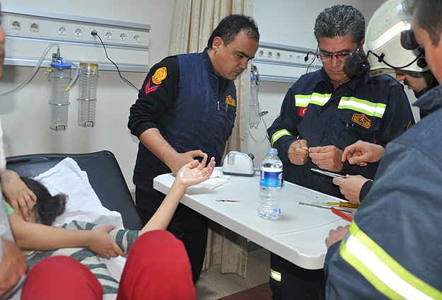 Parmağına sıkışan yüzüğü itfaiye çıkardı