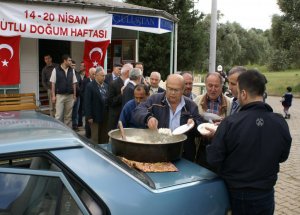 Cami Cemaati Mahalleliyi Bir Araya Getirdi