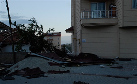 Kırıkkale'de rüzgar çatıları uçurdu