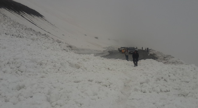 Van’da yola çığ düştü