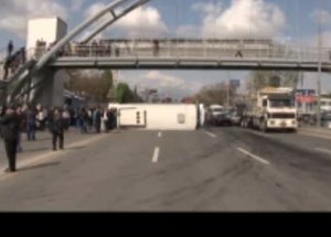 Kemerburgaz'da Otobüs Devrildi: 22 yaralı