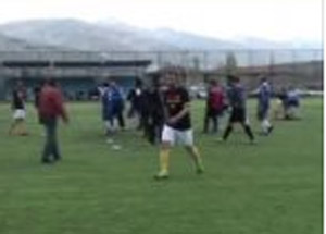 Yeşil sahada tekme tokat kavga