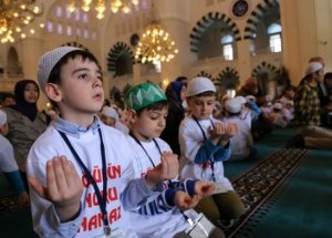 Anaokulu Çocuklarının Namaz Şenliği