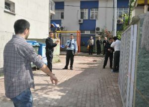 Polis Lojmanında İntihar!