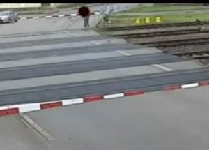 Trenin Altında Kalmaktan Son Anda Kurtuldu