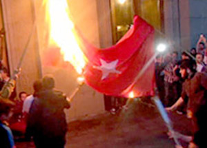 Türk Bayrağını Yaktılar