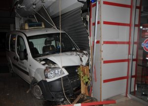Antalya’da Kontrolden Çıkan Kamyonet Bir İşyerine Girdi