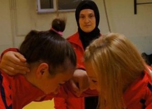 Güreş takımına başörtülü antrenör