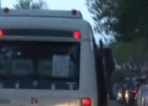 Minibüs Kapısında Tehlikeli Yolculuk