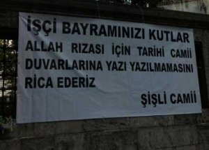 Cami Duvarında 1 Mayıs Pankartı