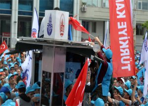 1 Mayıs Kutlamasında 'PKK Bayrağı’ Gerginliği