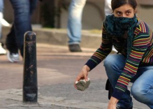 Göstericinin Çantasından Bomba Çıktı!