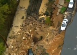 Toprak Kayması Araçları Böyle Yuttu