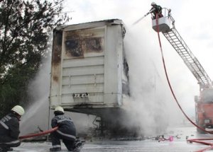 TEM Otoyolunda Tır Alev Alev Yandı