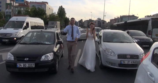 Yürüyerek Düğüne Yetişmeye Çalıştılar!