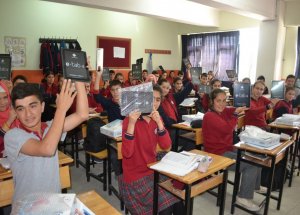Kula’da Öğrencilere Tabletler Dağıtılıyor