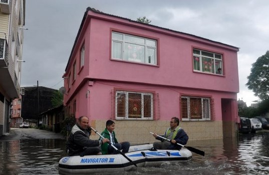 Bursa'da Mahalleyi Su Bastı