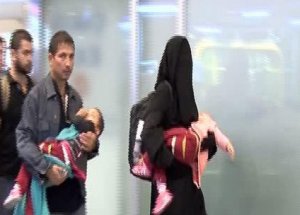 Uygur Türkler'i Havalimanında Bekliyor