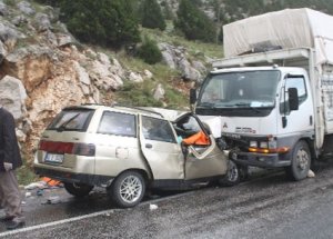 Otomobil İle Kamyon Çarpıştı