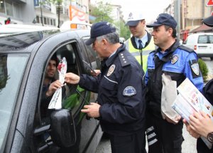 Sürücülere Karanfil Dağıtıldı