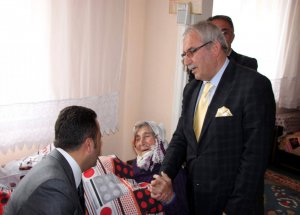 Evi Yanan Nineye Yardım Eli