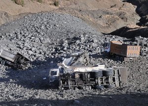 Teröristler İş Makinelerini Yaktı