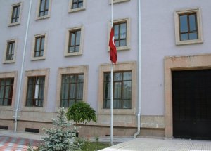Eskişehir’de Bayraklar Yarıya İndirildi