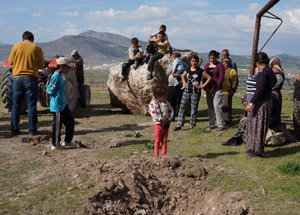 Bu Köyün Üzerine Her Gün Taş Yağıyor!