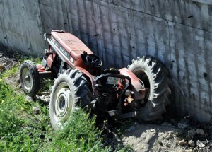Traktör Şarampole Yuvarlandı: 1 Ölü