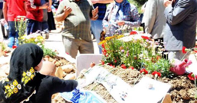 Üç Gündür Mezarın Başında Bekliyor