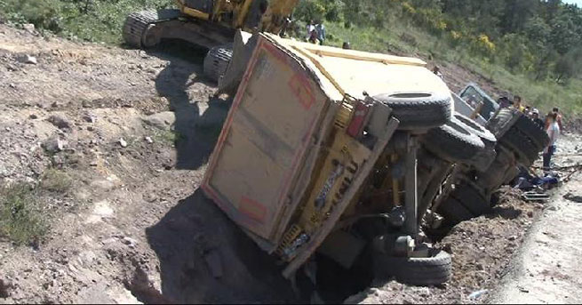 Hafriyat Kamyonu Otomobille Çarpıştı