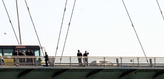 Köprüde İntihar Girişimi Trafiği Kilitledi