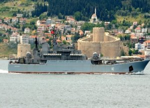 Boğaz'dan İki Savaş Gemisi Geçti