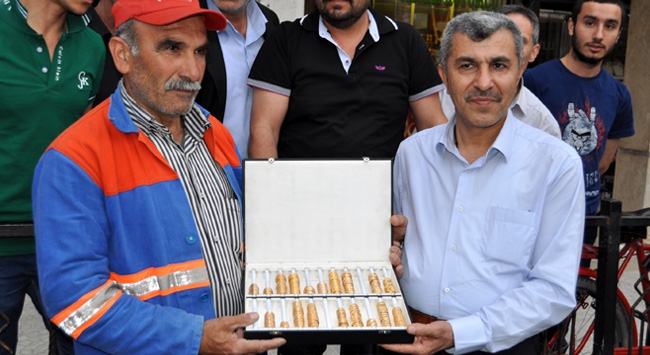 Yolu Süpürürken 1,5 kg Altın Buldu
