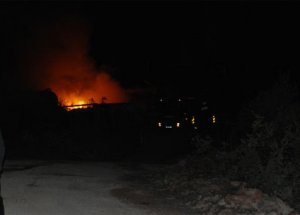 Askeri Kamuflaj Giyip 2 Aracı Yaktılar