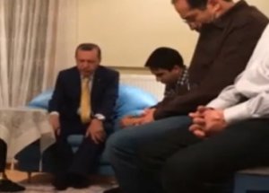 Erdoğan Mavi Marmara Şehidinin Evinde Kur'an-ı Kerim Okudu