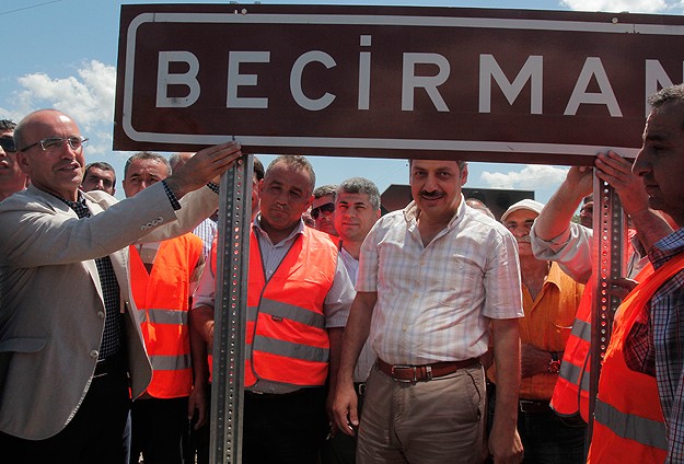 Kürtçe İsim Tabelasını Bakan Şimşek Taktı