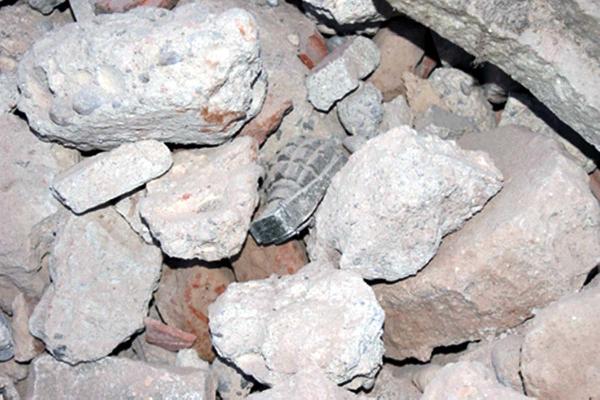 Yıkılan Binada El Bombası Bulundu