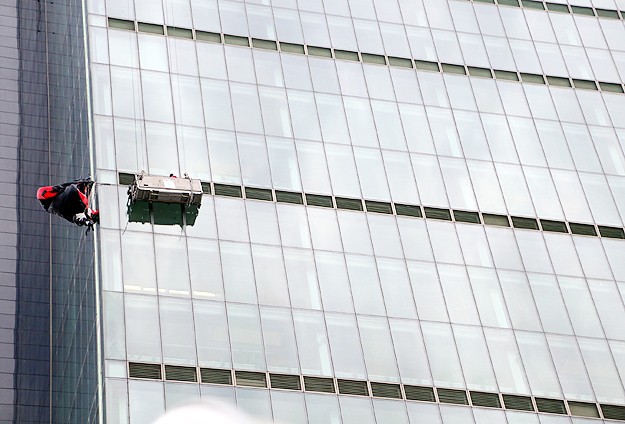 Gökdelende Takılı Kalan Paraşütçü Kurtarıldı