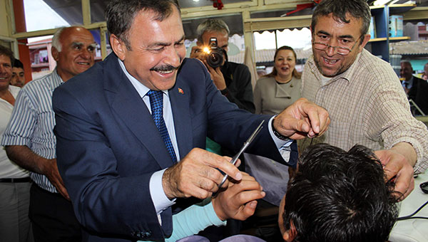 Bakan Eroğlu Berberde Saç Kesti