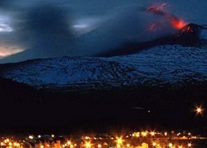 Endonezya'da Yanardağ Patladı