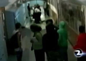 Sakat Öğrenciyi Döve Döve Bayılttı