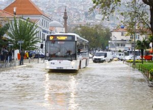 İzmir'de Sağanak Hayatı Olumsuz Etkiledi