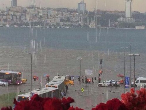 Şiddetli Yağmur Sonrası Üsküdar'ı Su Bastı